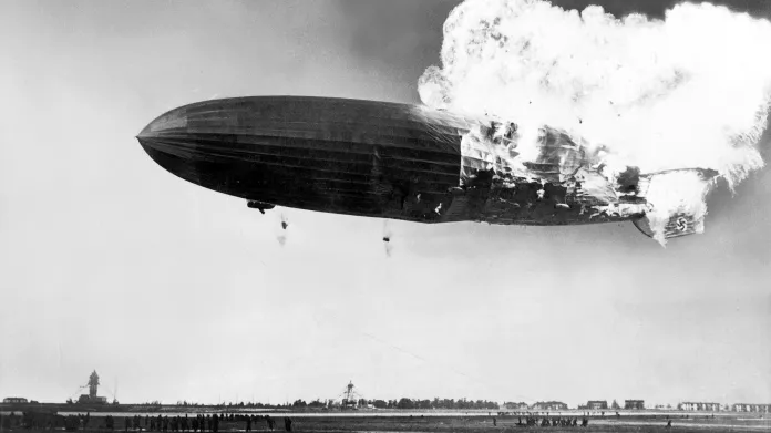 Požár německé vzducholodi Hindenburg při přistávání na letišti Lakehurst v New Jersey (6. května 1937)