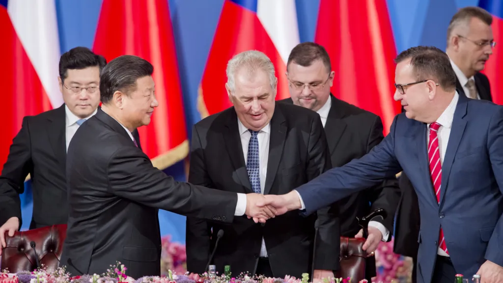 Čínský prezident Si Ťin-pching se zdraví s ministrem průmyslu a obchodu Janem Mládkem