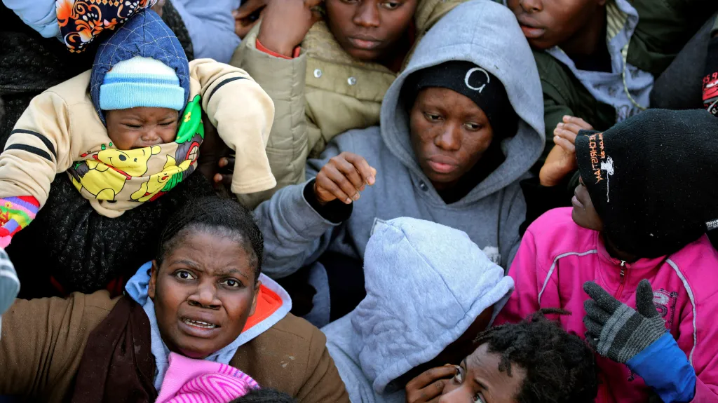 Migranti zachránění libyjskou pobřežní stráží ve Středozemním moři