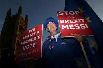Tři dny místo tří týdnů. Britští poslanci uložili vládě rychleji předložit náhradní brexitový plán