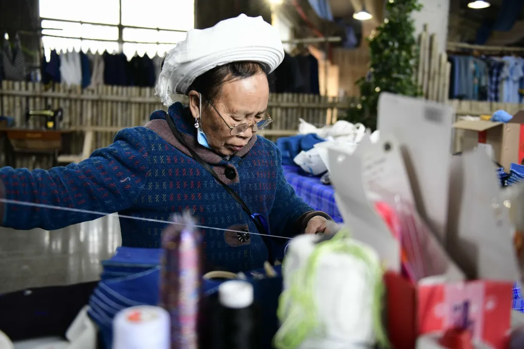 Prastarý národ Puejů se živí tkalcovstvím a šitím oděvů