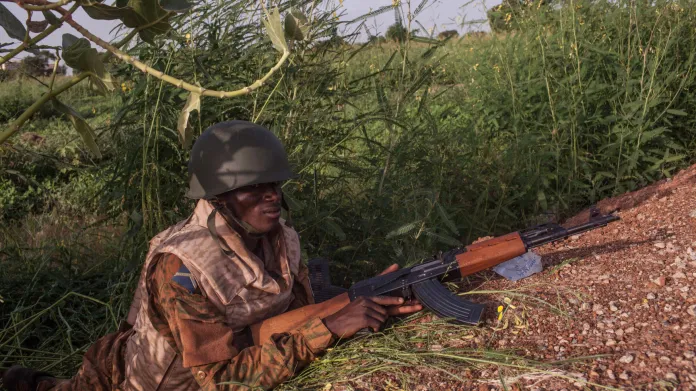 Vládní voják při postupu na hlavní město Ouagadougou