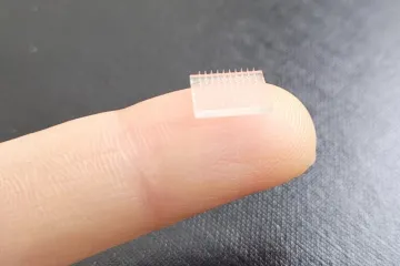 Očkování by se mohlo podávat pomocí náplastí s mikrojehličkami. Vědci vymysleli, jak je vyrábět 3D tiskem