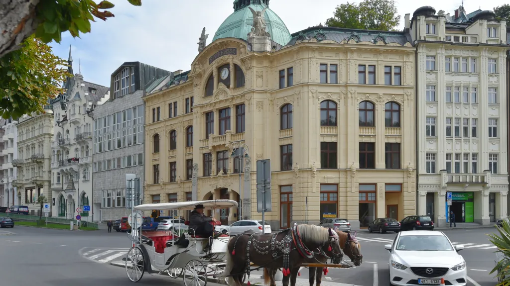 Secesní budova zrekonstruovaného objektu bývalé Sparkasse v centru Karlových Varů se prodala 5. října 2021 v dražbě za vyvolávací cenu 100 milionů korun