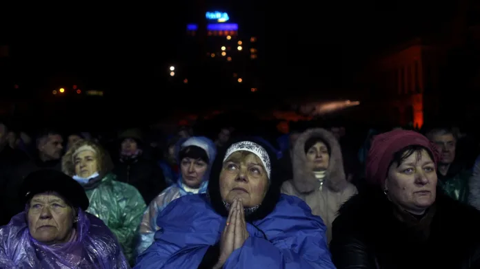 Lidé v Kyjevě se modlí, hromadně vybírají úspory z bankomatů a skupují potraviny v obchodech, píše agentura Unian.