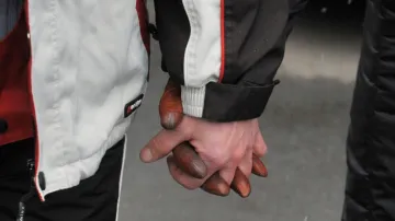 Amnestovaný vězeň drží za ruku svou partnerku