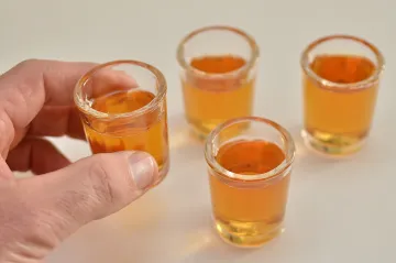 Soud zpřísnil podmínečné tresty prodejcům závadného alkoholu. Vinu za smrt zákazníka však neprokázal