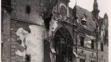 Olomoucký orloj poničený střelbou za druhé světové války