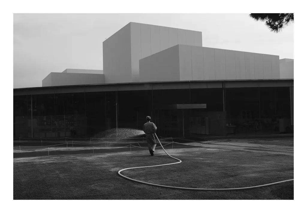 Vítězná fotografie v kategorii Architektura s názvem Vlna veder. Zaměstnanci Muzea 21. století v japonském městě Kanazawa zavlažují trávník