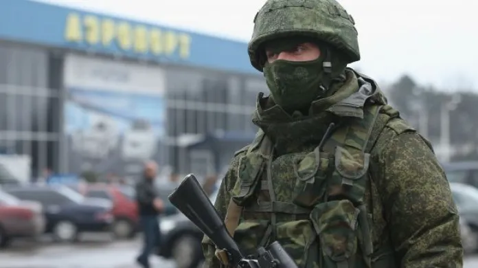 Okolí letiště v Sevastopolu blokují ozbrojenci