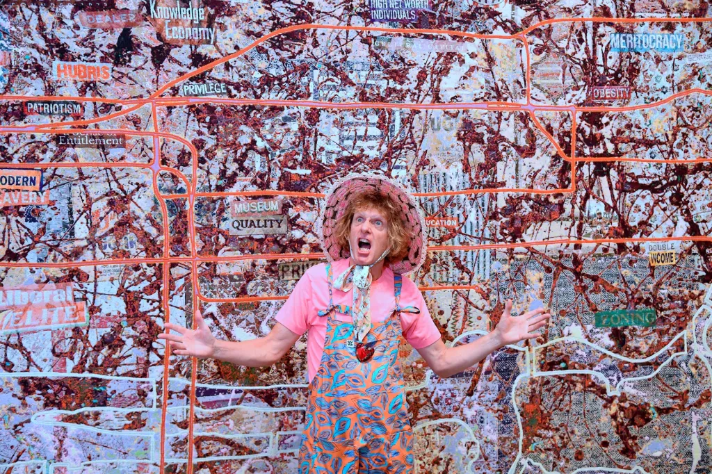 Britský umělec Grayson Perry pózuje před svým novým abstraktním dílem ve Victoria Miro Gallery v Londýně. Perry je v Británii známým kritikem vkusu a současného umění