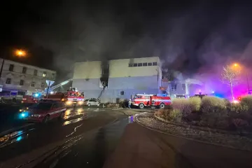 Vyšetřovatelé požáru obchodního domu v Benešově hledají dva důležité svědky