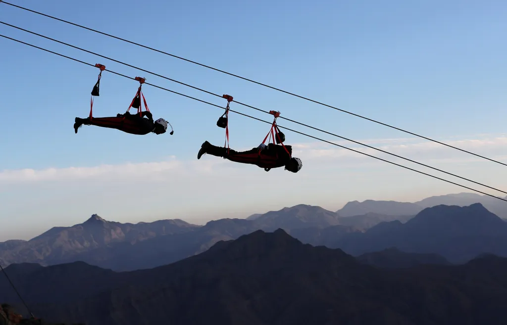 Lidé na nejdelší ziplinové dráze na světě v pohoří Jebel Jais ve Spojených arabských emirátech