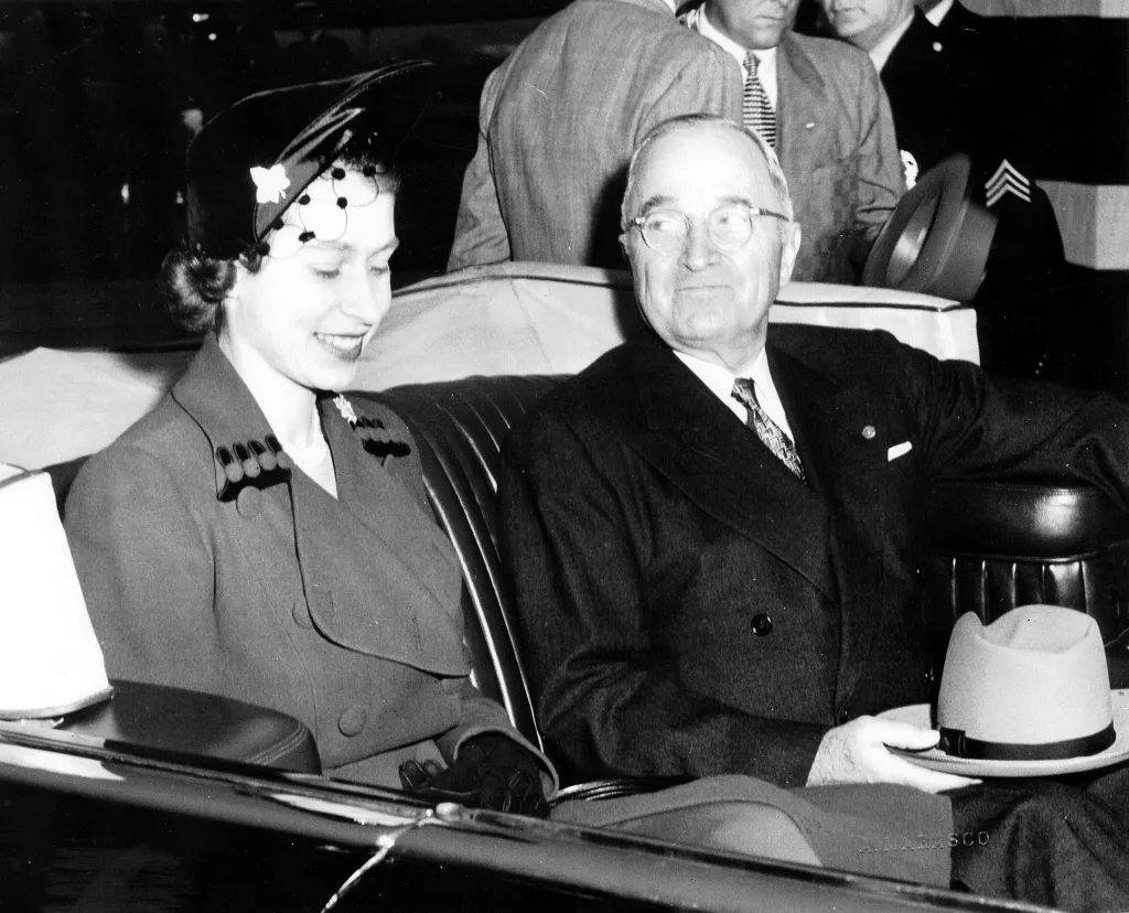 Alžběta II. v limuzíně s americkým prezidentem Harrym Trumanem, 31. října 1951