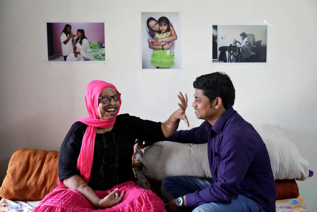 Oběť kyselinového útoku Pramodini Roul (24 let) při kampani neziskovky Chhany se svým partnerem Sarojem, manažerem organizace v domově, který spolu založili pro všechny oběti kyselinových útoků v indickém městě Noida