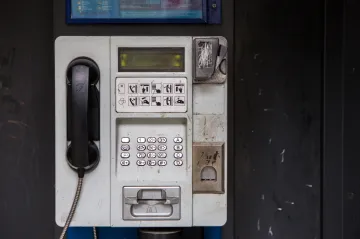Bývalo jich 30 tisíc, teď zbývá zlomek. Přesto telefonní budky ještě nejsou zcela na odpis