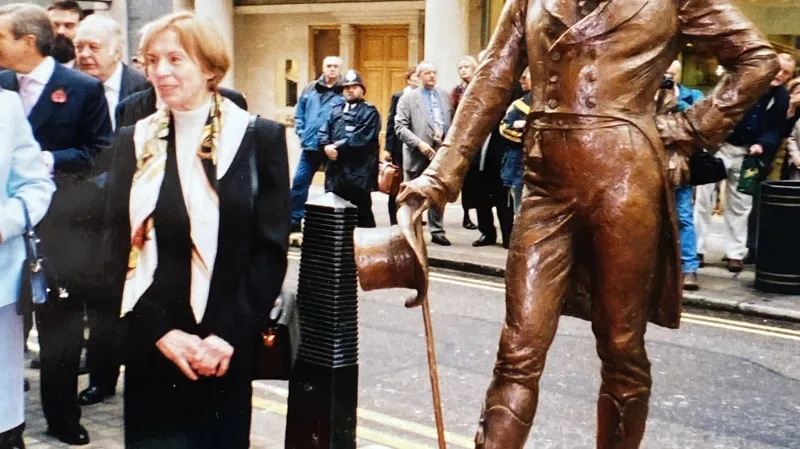 Odhalení sochy Beau Brummella. Nachází se nedaleko Královské akademie umění