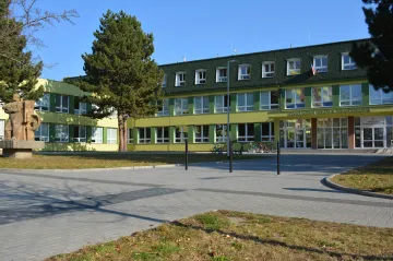 Policie napadení dívky v Hodoníně prověřuje pro vydírání a výtržnictví