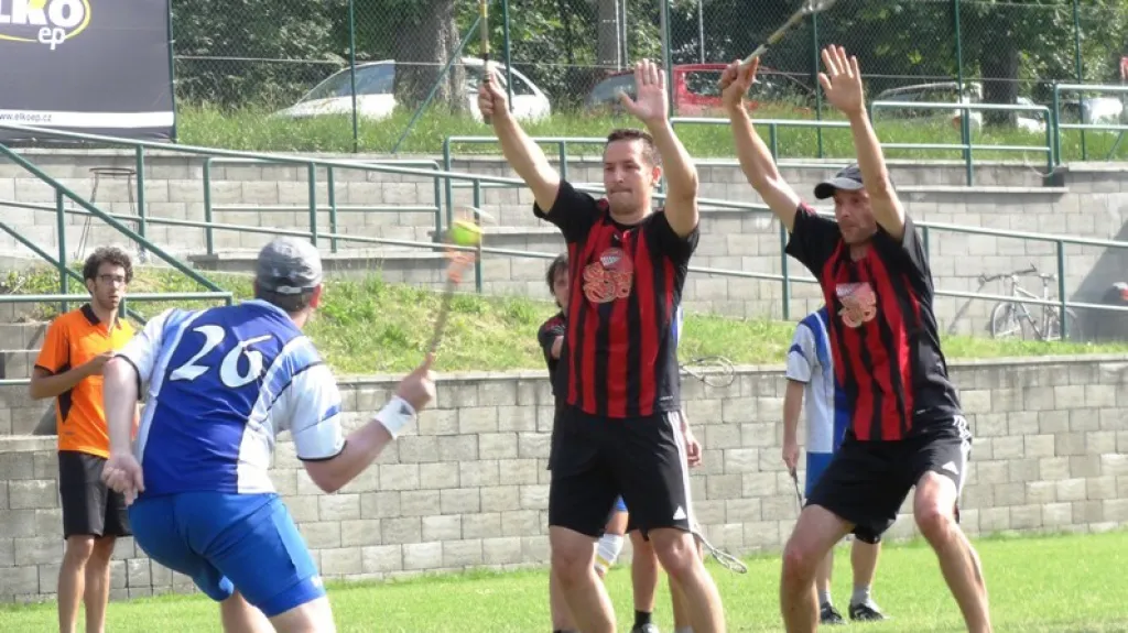 Hráči Gusano Praha blokují pokus o střelu