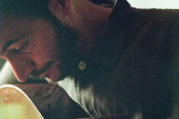 Emoce Toma Smithe vystačily na jeho první sólové album