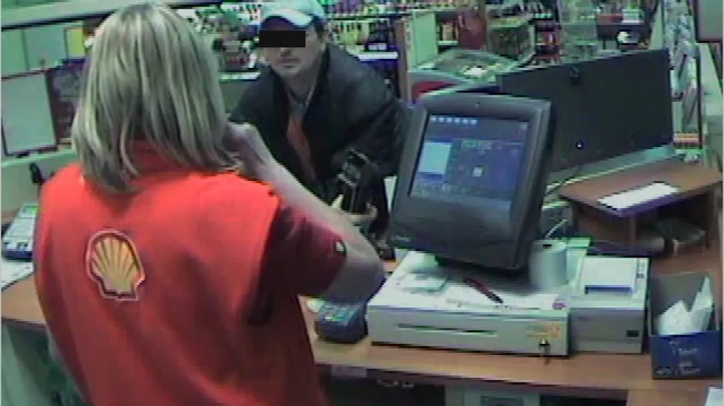 Lupič na benzinové pumpě