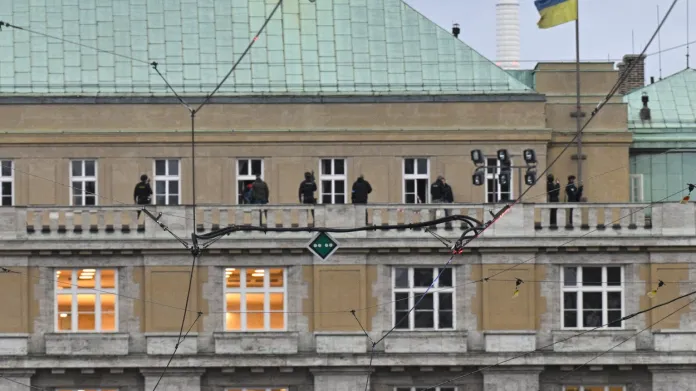 Policisté zasahují na střeše budovy Filozofické fakulty