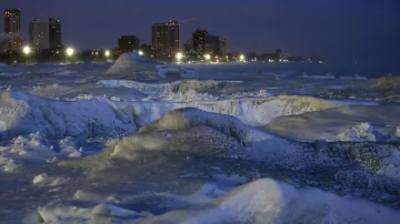 Zamrzlé vlny na hladině jezera Michigan