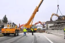 Uzavírka dálnice D10 před Prahou skončila se čtyřhodinovým zpožděním. Odpolední špičku již nepostihne