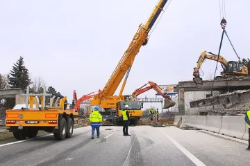 Uzavírka dálnice D10 před Prahou skončila se čtyřhodinovým zpožděním. Odpolední špičku již nepostihne