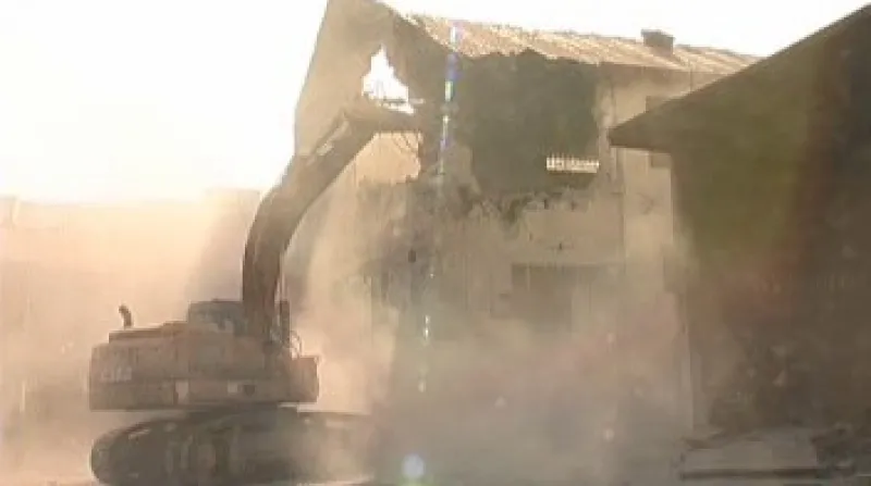 V centru Pardubic začali dělníci demolovat haly bývalé továrny Prokop na výrobu mlýnských strojů.