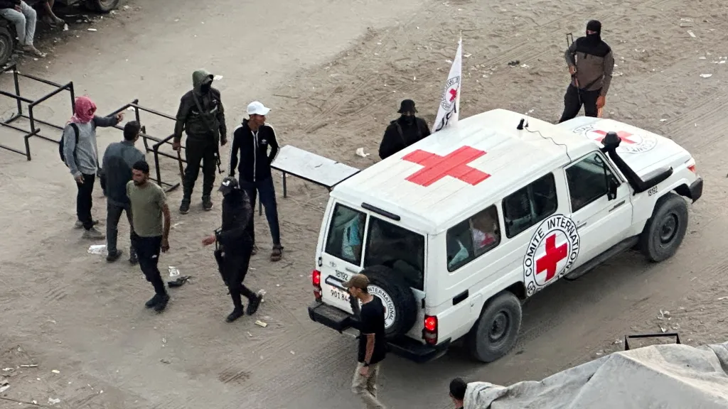 Vozidlo Červeného kříže převáží rukojmí do Chán Júnisu