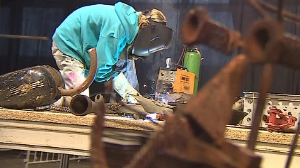 Na festivalu vznikají i sochy z kovového šrotu