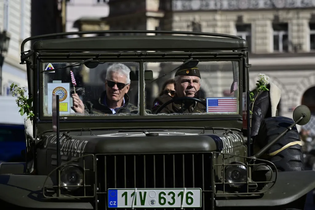 Konvoj historických armádních vozů připomněl v Praze výročí konce druhé světové války