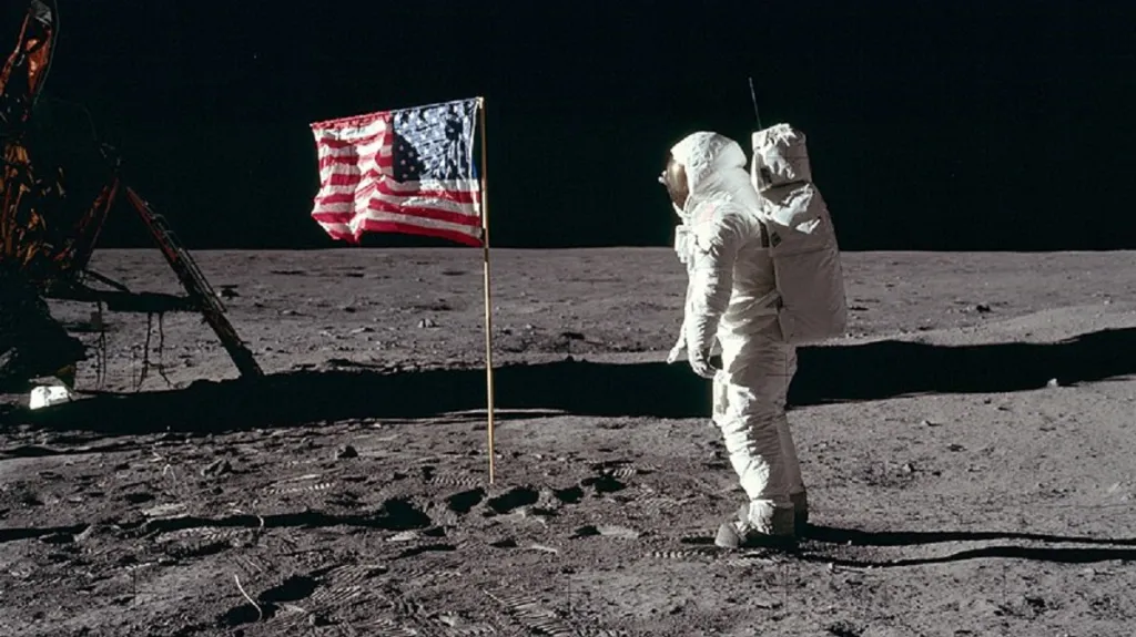 Aldrin u americké vlajky na Měsíci