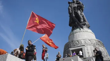 Lidé slaví vítězství nad nacismem u památníku Sovětská válka v berlínském Treptowě