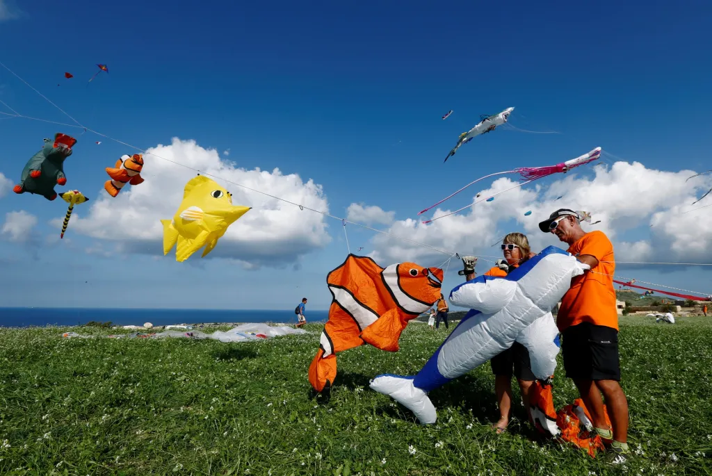 O něco pozitivnější obraz přinesli účastníci mezinárodní festivalu létání s draky, který se uskutečnil na Maltě