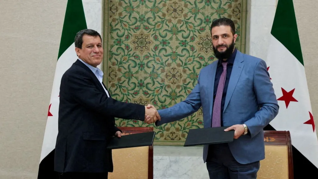 Velitel SDF Mazlúm Abdí a prozatímní syrský prezident Ahmad Šará