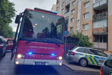 Hasiči v Jablonci zasahují u úniku neznámé látky, 33 lidí skončilo v nemocnici