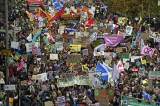 „Dinosauři si také mysleli, že jim zbývá čas.“ Tisíce lidí v Glasgow demonstrovali za ochranu klimatu