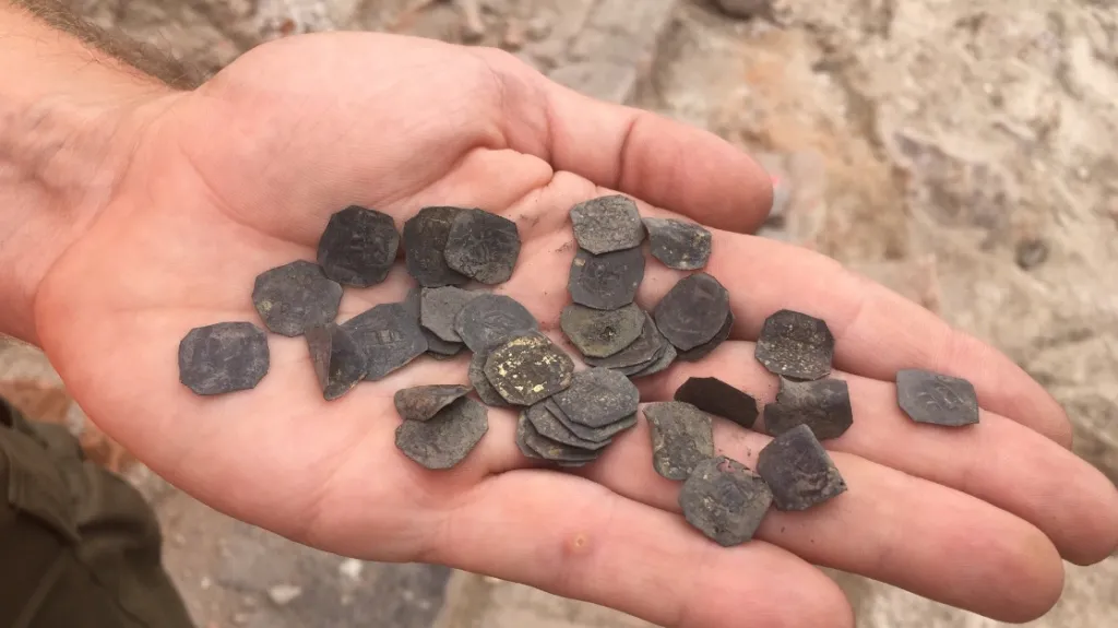 Mince z 15. století našli archeologové ve studni