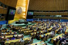 Valné shromáždění OSN v nové rezoluci znovu vyzvalo Rusko, aby se okamžitě stáhlo z Ukrajiny