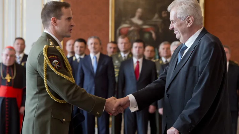 Miloš Zeman s Karlem Řehkou, jedním z jedenácti povýšených generálů