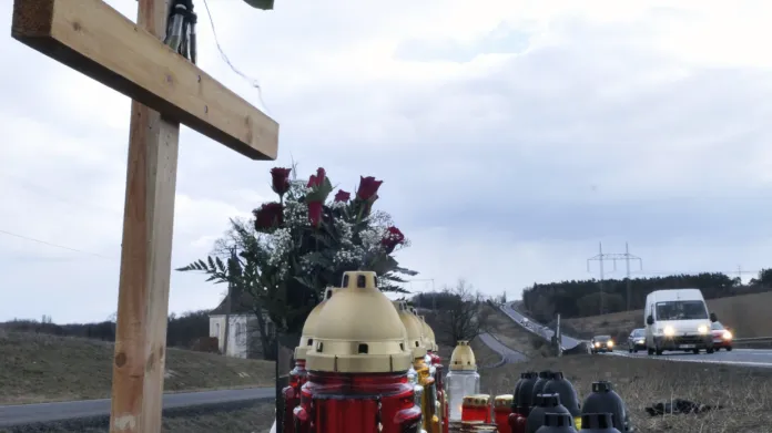 Kříž u silnice upomíná na nehodu u Panenského Týnce, při které zahynulo v roce 2008 osm lidí