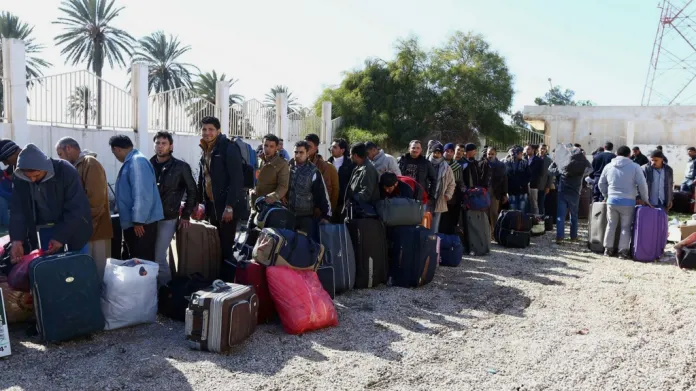 Libyjští křesťané čekají na vstup do Tuniska