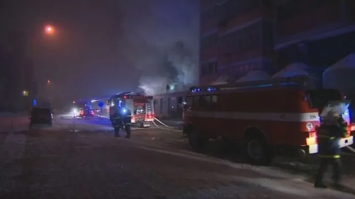 NO COMMENT: Hasiči bojují s požárem v areálu Svitu ve Zlíně