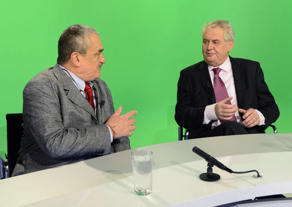 Kandidáti na prezidenta Karel Schwarzenberg (vlevo) a Miloš Zeman vystoupili 13. ledna 2013 v Praze v diskusním pořadu České televize Otázky Václava Moravce