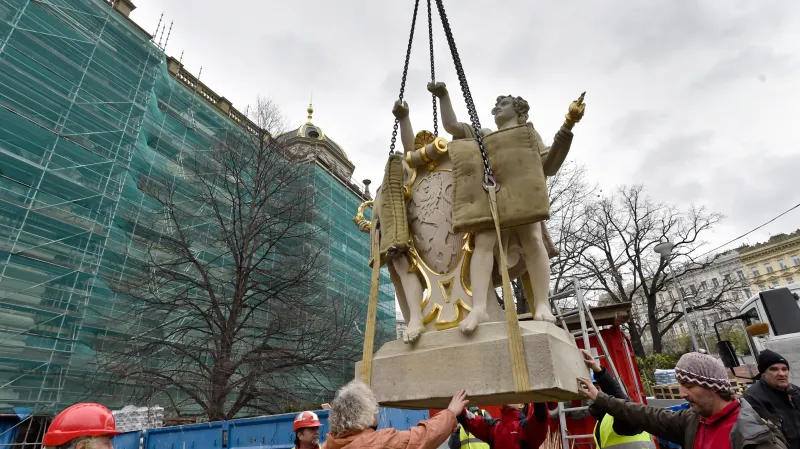 Kopie sousoší Géniů při osazování na budovu Národního muzea