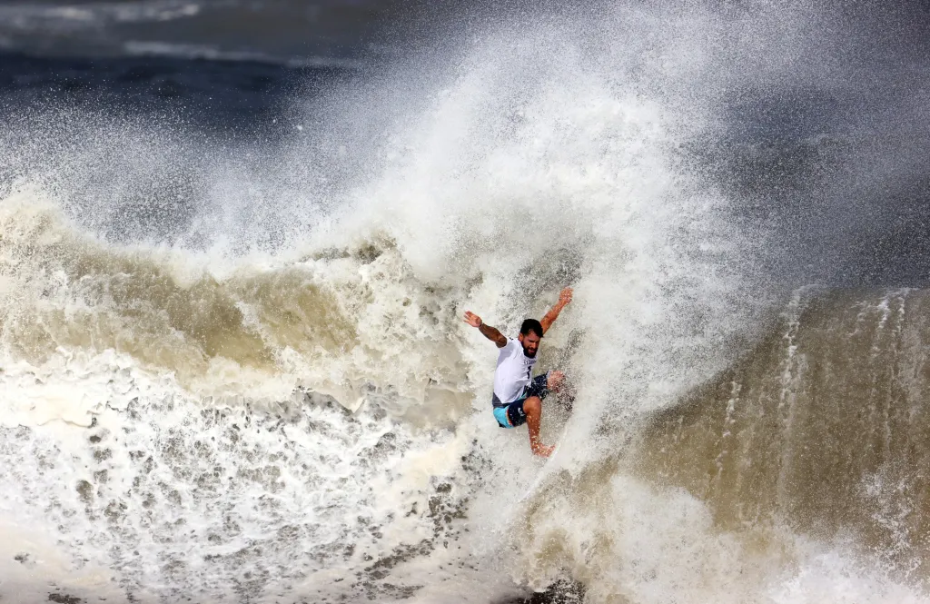 Olympiáda v Japonsku je na svém vrcholu. Například během závodu o zlaté medaile v shortboardu museli muži sjíždět u pláže Tsurigasaki i několikametrové vlny