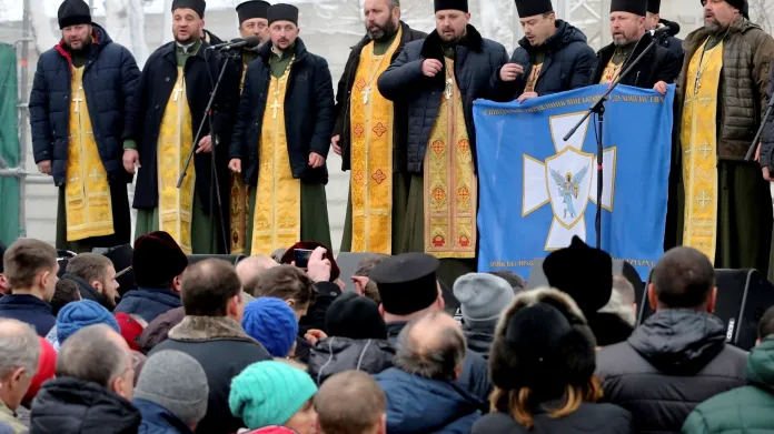 Pravoslavní kněží u katedrály svaté Sofie v Kyjevě