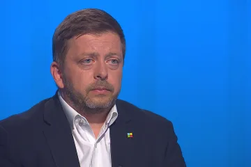 Platy policistů neklesnou, musíme se ale zamyslet nad počtem občanských zaměstnanců ve sborech, avizuje Rakušan